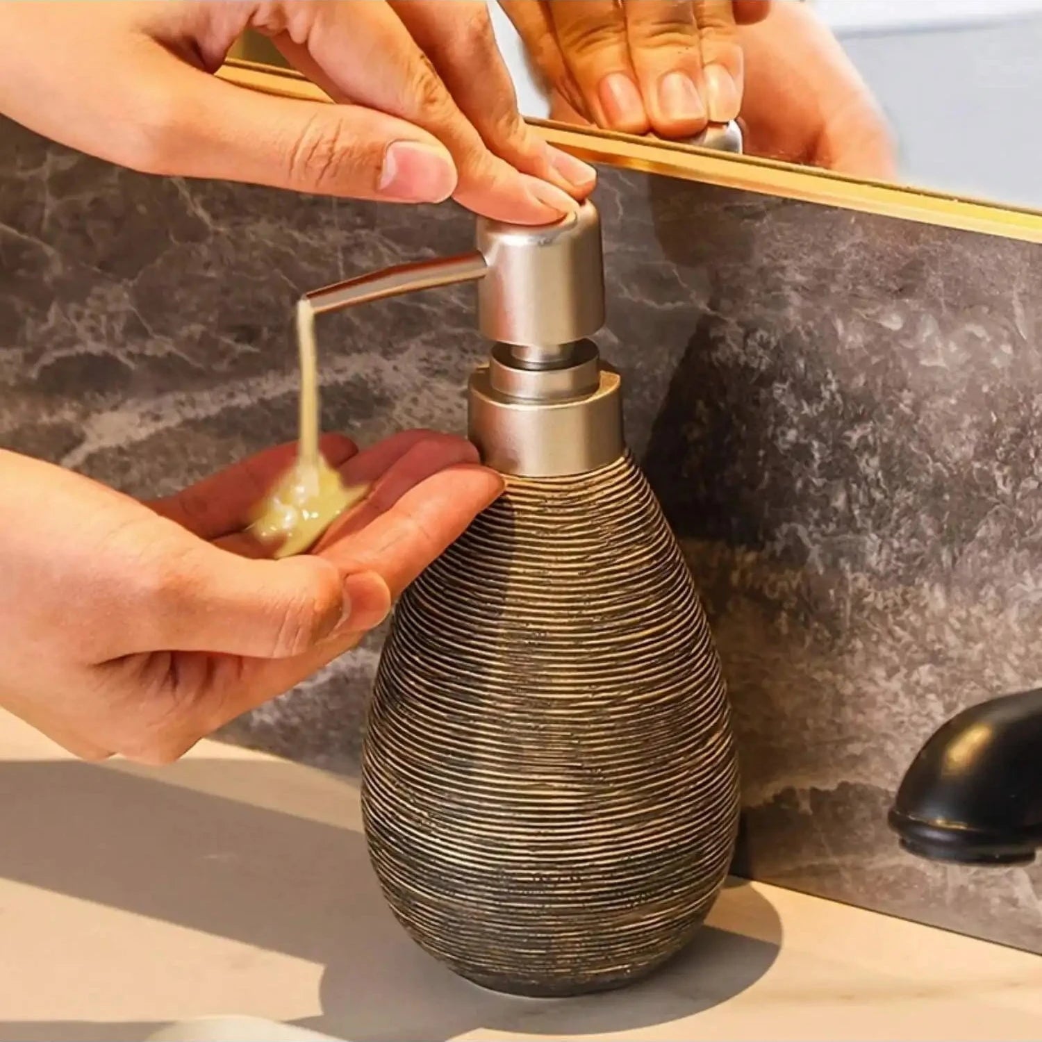 Saboneteira em Cerâmica com Bomba Manual